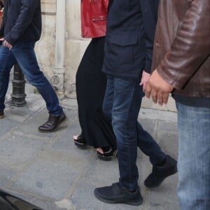 Mariah Carey et son fiancé James Packer font du shopping chez Tom Ford rue Saint-Honoré avant de rentrer à l'hôtel Plaza Athénée à Paris, le 22 avril 2016.