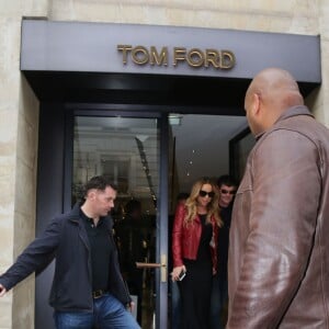 Mariah Carey et son fiancé James Packer font du shopping chez Tom Ford rue Saint-Honoré avant de rentrer à l'hôtel Plaza Athénée à Paris, le 22 avril 2016.