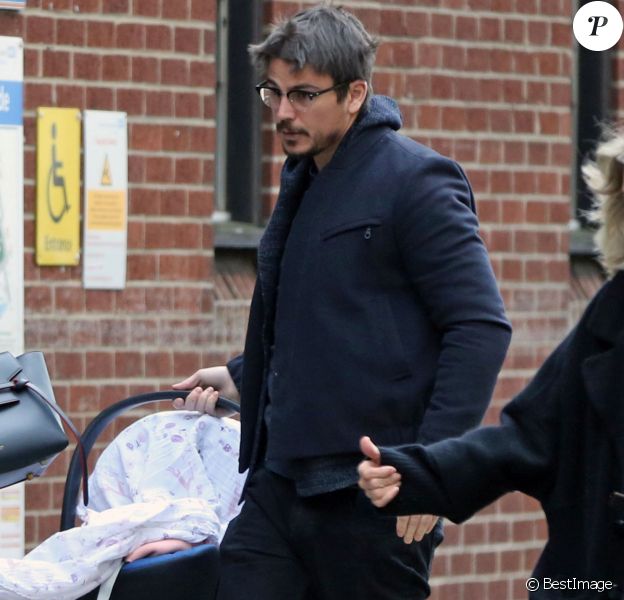 Exclusif - Josh Hartnett et sa compagne Tamsin Egerton sortent pour la première fois avec le bébé de la maternité à Londres, le 30 novembre 2015. © CPA/Bestimage