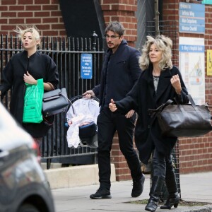 Exclusif - Josh Hartnett et sa compagne Tamsin Egerton sortent pour la première fois avec le bébé de la maternité à Londres, le 30 novembre 2015. © CPA/Bestimage