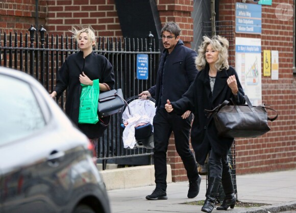 Exclusif - Josh Hartnett et sa compagne Tamsin Egerton sortent pour la première fois avec le bébé de la maternité à Londres, le 30 novembre 2015. © CPA/Bestimage