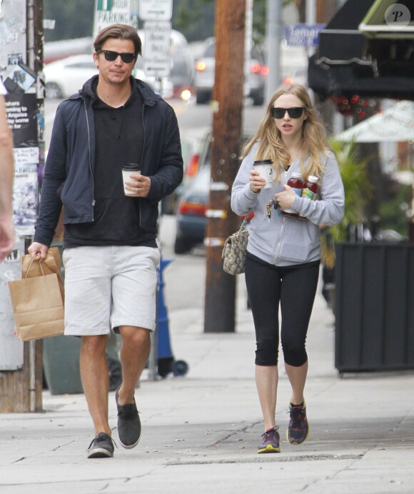 Josh Hartnett et Amanda Seyfriend dans les rues de Los Feliz, le 23 avril 2012