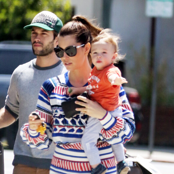 Jessica Biel et son fils Silas font du shopping sur Melrose Avenue. Le 28 avril 2016