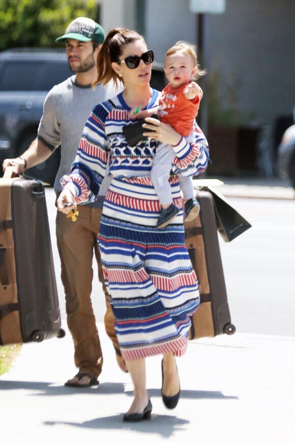 Jessica Biel et son fils Silas font du shopping sur Melrose Avenue. Le 28 avril 2016
