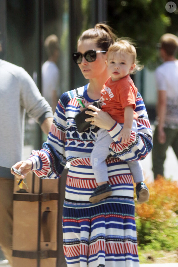 Jessica Biel et son fils Silas font du shopping sur Melrose Avenue. Le 28 avril 2016