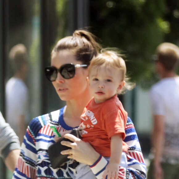Jessica Biel et son fils Silas font du shopping sur Melrose Avenue. Le 28 avril 2016