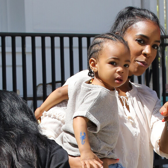 Kelly Rowland et son fils se rendent à l'évenemnt The Baby2Baby Mother's Day Party organisé par Jessica Biel dans son restaurant, Au Fudge à West Hollywood, Los Angeles, le 27 avril 2016