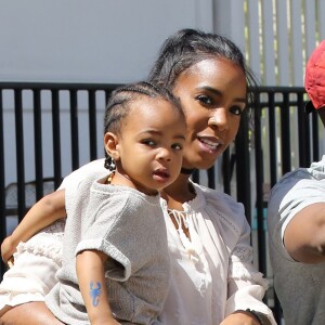 Kelly Rowland et son fils se rendent à l'évenemnt The Baby2Baby Mother's Day Party organisé par Jessica Biel dans son restaurant, Au Fudge à West Hollywood, Los Angeles, le 27 avril 2016