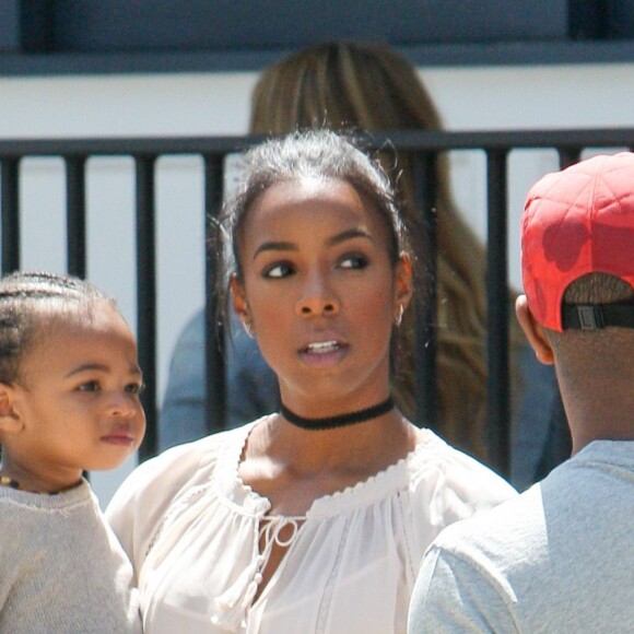 Kelly Rowland et son fils se rendent à l'évenemnt The Baby2Baby Mother's Day Party organisé par Jessica Biel dans son restaurant, Au Fudge à West Hollywood, Los Angeles, le 27 avril 2016