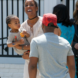 Kelly Rowland et son fils se rendent à l'évenemnt The Baby2Baby Mother's Day Party organisé par Jessica Biel dans son restaurant, Au Fudge à West Hollywood, Los Angeles, le 27 avril 2016