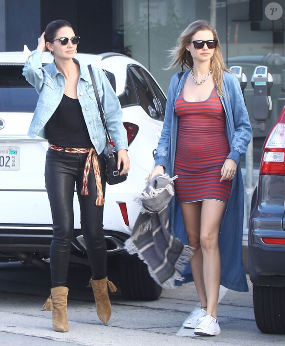Lily Aldridge et Behati Prinsloo enceinte font du shopping entre amies à West Hollywood. Elles retrouvent plus tard Rosie Huntington-Whiteley pour déjeuner. Le 30 mars 2016  Models Lily Aldridge and pregnant Behati Prinsloo spotted out shopping in West Hollywood, California on March 30, 2016. The pair met up with fellow model/actress Rosie Huntington-Whiteley for lunch. Behati is expecting her first child with husband Adam Levine but her baby bump is barely showing.30/03/2016 - West Hollywood