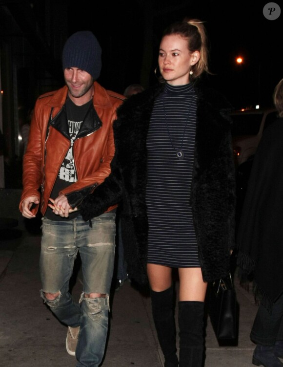 Le chanteur Adam Levine et sa femme Behati Prinsloo sortent du Craig's Restaurant de West Hollywood à Los Angeles le 27 novembre 2015.  Adam Levine and wife Behati Prinsloo dine out at Craig's Restaurant in West Hollywood, California on November 27, 2015.27/11/2015 - Los Angeles