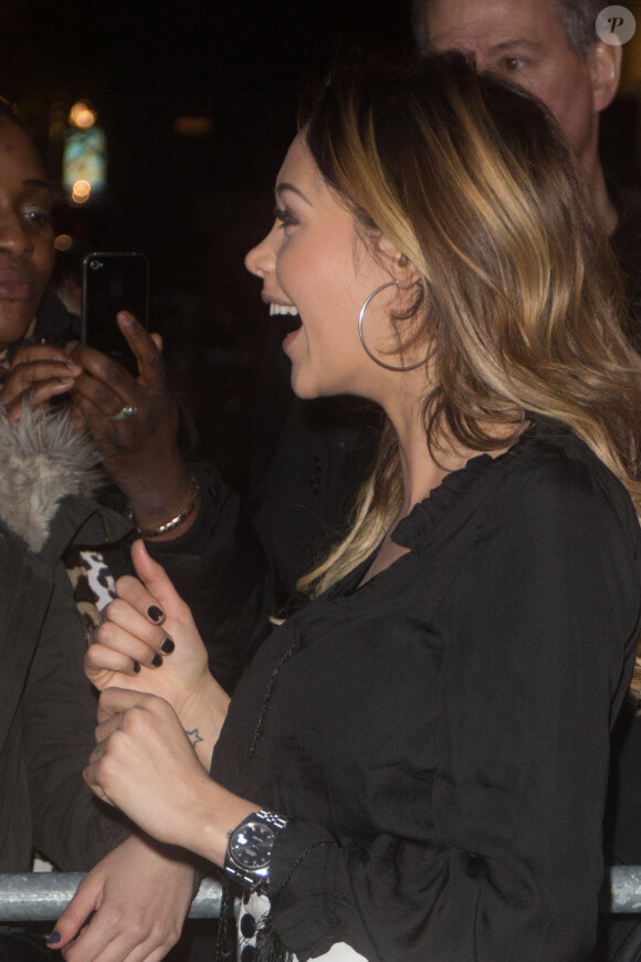 Nabilla Benattia rencontre ses fans à la sortie des studios de D8 après l'émission "Touche pas à mon poste" à Paris, le 28 avril 2016.