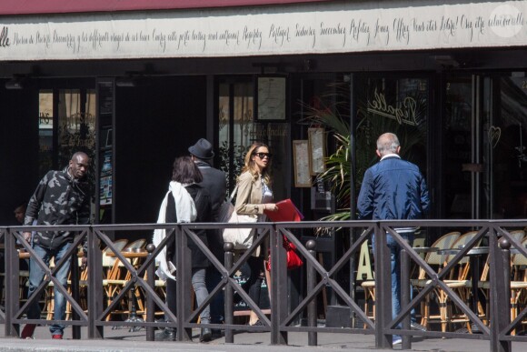 Exclusif - Nabilla Benattia arrive au restaurant/bar " Le Pigalle" à Paris, le 28 avril 2016.