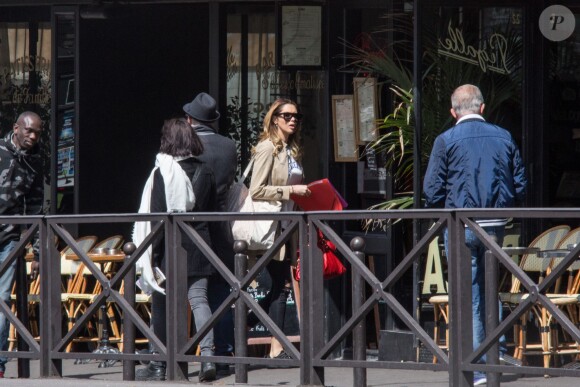 Exclusif - Nabilla Benattia arrive au restaurant/bar " Le Pigalle" à Paris, le 28 avril 2016.