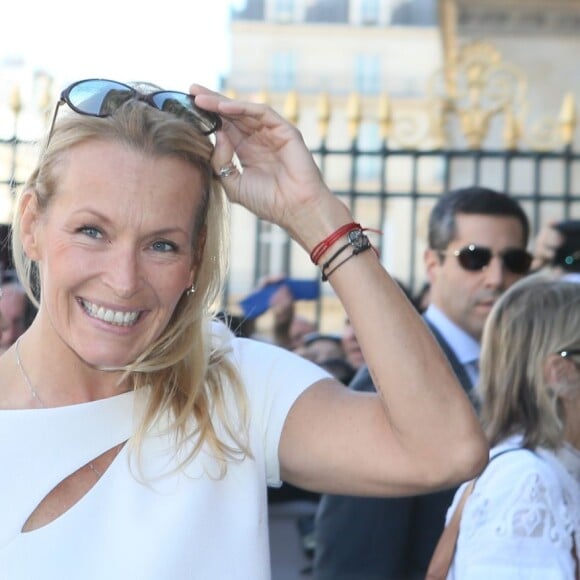 Estelle Lefébure - Arrivées au défilé de mode au défilé de mode "Christian Dior", collection prêt-à-porter printemps-été 2016, à la Cour Carrée du Louvre à Paris. Le 2 octobre 2015.