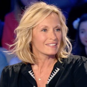 Estelle Lefébure, fière de sa fille Ilona, sur le plateau d'"On n'est pas couché" sur France 2, le 30 avril 2016.