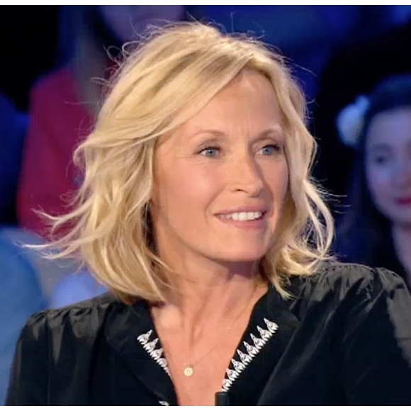Estelle Lefébure, fière de sa fille Ilona, sur le plateau d'"On n'est pas couché" sur France 2, le 30 avril 2016.