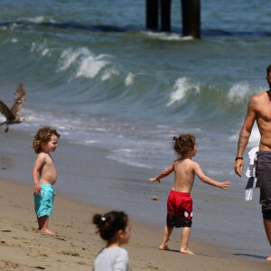 Megan Fox enceinte en famille avec son mari Brian Austin Green et leurs enfants Bodhi et Noah Green sur une plage à Malibu, le 30 avril 2016