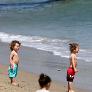 Megan Fox enceinte en famille avec son mari Brian Austin Green et leurs enfants Bodhi et Noah Green sur une plage à Malibu, le 30 avril 2016