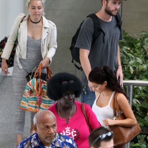 Liam Hemsworth et sa petite-amie Miley Cyrus prennent un vol à Brisbane en Australie le 1er mai 2016