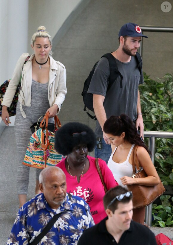 Liam Hemsworth et sa petite-amie Miley Cyrus prennent un vol à Brisbane en Australie le 1er mai 2016