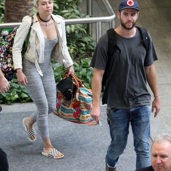 Liam Hemsworth et sa petite-amie Miley Cyrus prennent un vol à Brisbane en Australie le 1er mai 2016