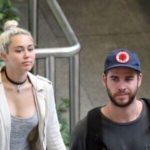 Liam Hemsworth et sa petite-amie Miley Cyrus prennent un vol à Brisbane en Australie le 1er mai 2016
