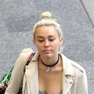 Liam Hemsworth et sa petite-amie Miley Cyrus prennent un vol à Brisbane en Australie le 1er mai 2016