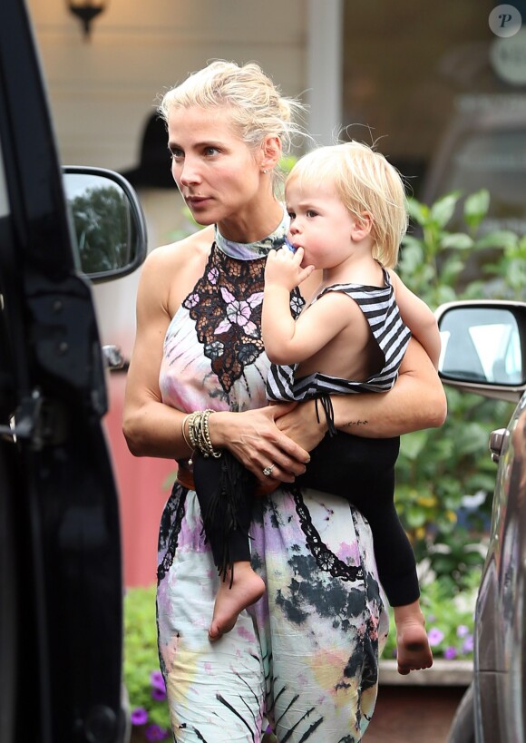 Elsa Pataky, son mari Chris Hemsworth et leurs jumeaux Tristan et Sasha sont allés prendre le petit déjeuner avec Miley Cyrus au Newrybar à Sydney en Australie, le 30 avril 2016