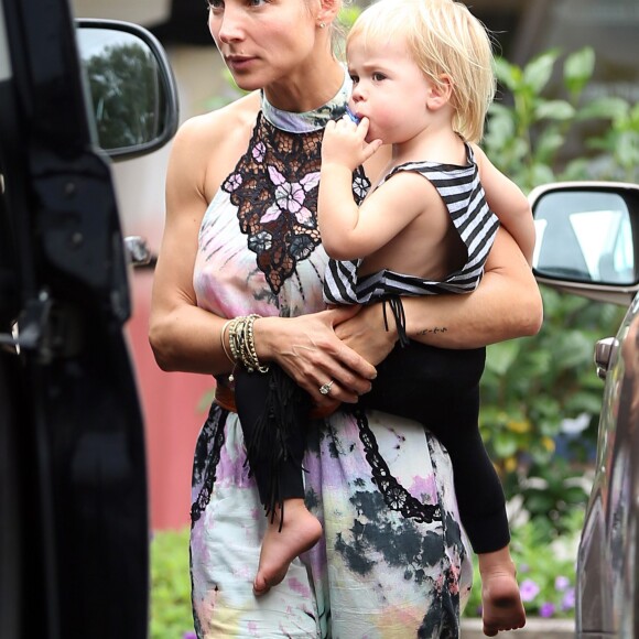 Elsa Pataky, son mari Chris Hemsworth et leurs jumeaux Tristan et Sasha sont allés prendre le petit déjeuner avec Miley Cyrus au Newrybar à Sydney en Australie, le 30 avril 2016