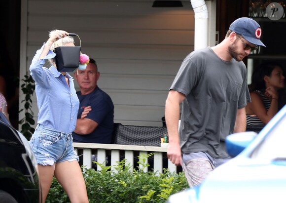 Elsa Pataky, son mari Chris Hemsworth et leurs jumeaux Tristan et Sasha sont allés prendre le petit déjeuner avec Miley Cyrus au Newrybar à Sydney en Australie, le 30 avril 2016