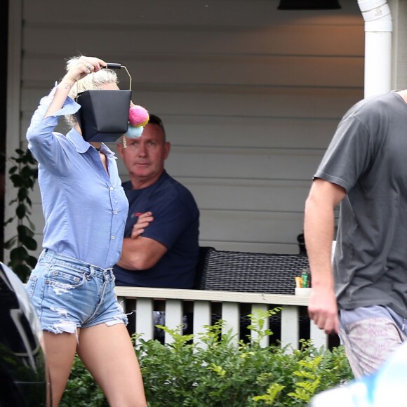 Elsa Pataky, son mari Chris Hemsworth et leurs jumeaux Tristan et Sasha sont allés prendre le petit déjeuner avec Miley Cyrus au Newrybar à Sydney en Australie, le 30 avril 2016