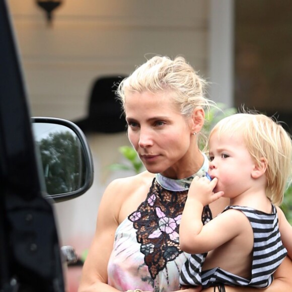 Elsa Pataky, son mari Chris Hemsworth et leurs jumeaux Tristan et Sasha sont allés prendre le petit déjeuner avec Miley Cyrus au Newrybar à Sydney en Australie, le 30 avril 2016