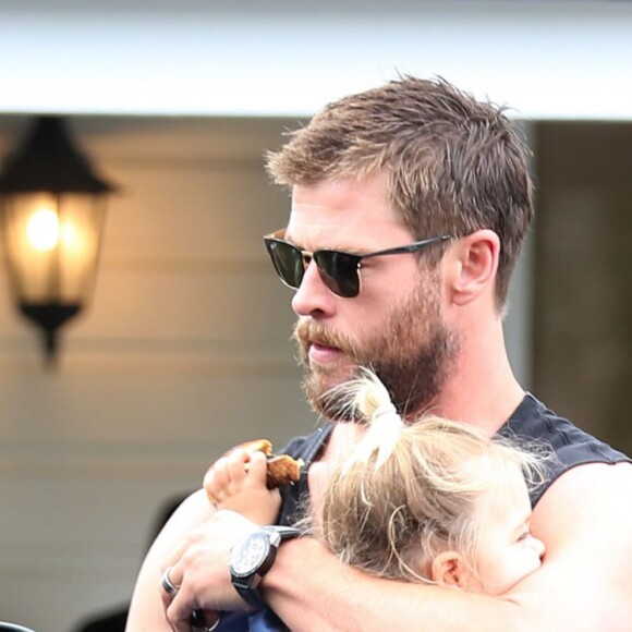 Elsa Pataky, son mari Chris Hemsworth et leurs jumeaux Tristan et Sasha sont allés prendre le petit déjeuner avec Miley Cyrus au Newrybar à Sydney en Australie, le 30 avril 2016