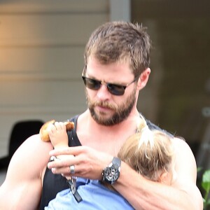 Elsa Pataky, son mari Chris Hemsworth et leurs jumeaux Tristan et Sasha sont allés prendre le petit déjeuner avec Miley Cyrus au Newrybar à Sydney en Australie, le 30 avril 2016