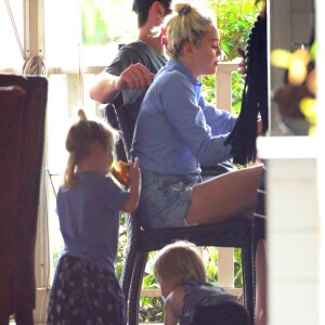 Elsa Pataky, son mari Chris Hemsworth et leurs jumeaux Tristan et Sasha sont allés prendre le petit déjeuner avec Miley Cyrus au Newrybar à Sydney en Australie, le 30 avril 2016