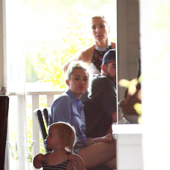 Elsa Pataky, son mari Chris Hemsworth et leurs jumeaux Tristan et Sasha sont allés prendre le petit déjeuner avec Miley Cyrus au Newrybar à Sydney en Australie, le 30 avril 2016