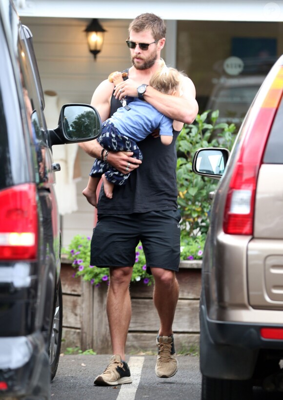 Elsa Pataky, son mari Chris Hemsworth et leurs jumeaux Tristan et Sasha sont allés prendre le petit déjeuner avec Miley Cyrus au Newrybar à Sydney en Australie, le 30 avril 2016