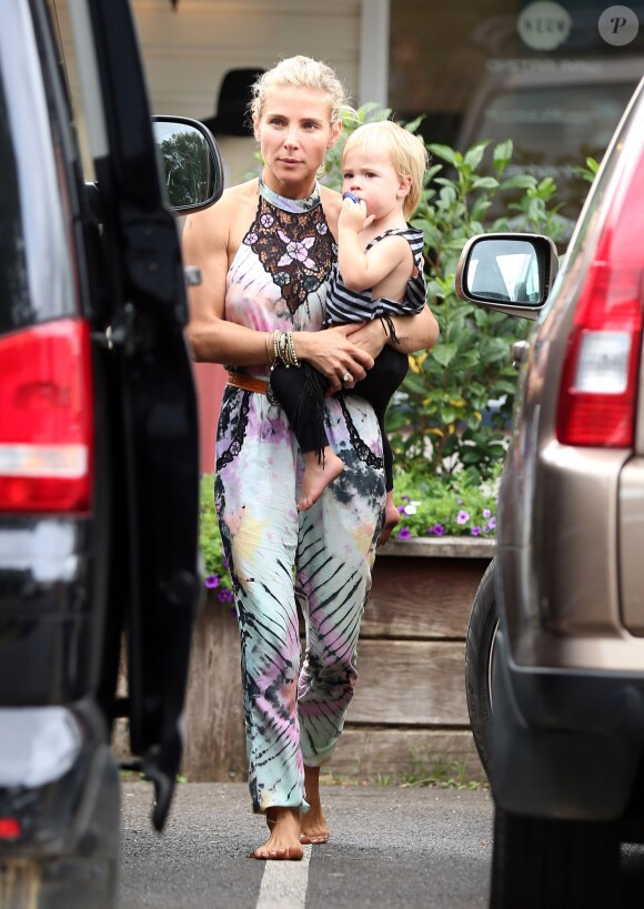Elsa Pataky, son mari Chris Hemsworth et leurs jumeaux Tristan et Sasha sont allés prendre le petit déjeuner avec Miley Cyrus au Newrybar à Sydney en Australie, le 30 avril 2016