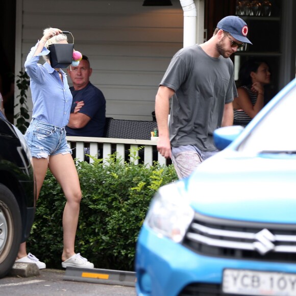 Elsa Pataky, son mari Chris Hemsworth et leurs jumeaux Tristan et Sasha sont allés prendre le petit déjeuner avec Miley Cyrus au Newrybar à Sydney en Australie, le 30 avril 2016