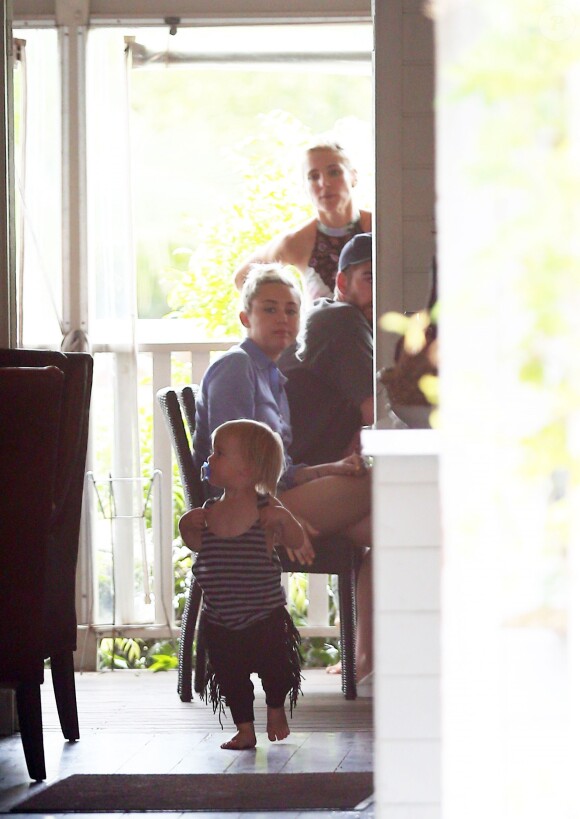 Elsa Pataky, son mari Chris Hemsworth et leurs jumeaux Tristan et Sasha sont allés prendre le petit déjeuner avec Miley Cyrus au Newrybar à Sydney en Australie, le 30 avril 2016