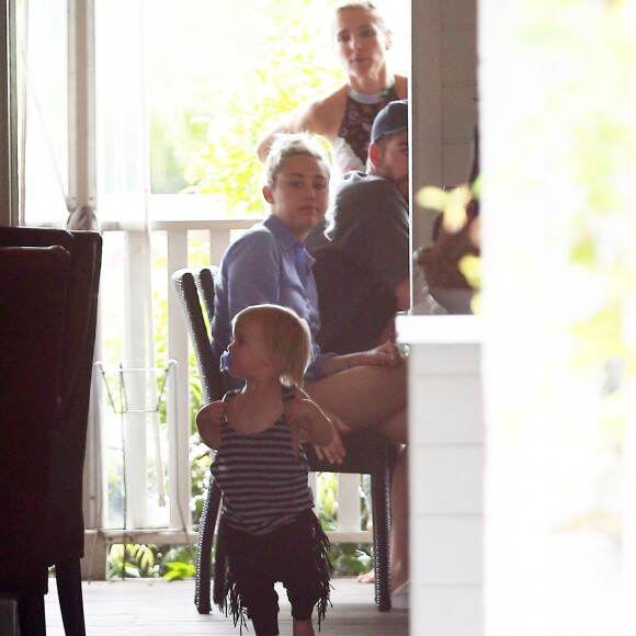 Elsa Pataky, son mari Chris Hemsworth et leurs jumeaux Tristan et Sasha sont allés prendre le petit déjeuner avec Miley Cyrus au Newrybar à Sydney en Australie, le 30 avril 2016