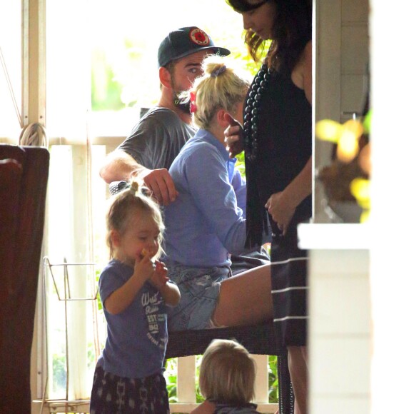 Elsa Pataky, son mari Chris Hemsworth et leurs jumeaux Tristan et Sasha sont allés prendre le petit déjeuner avec Miley Cyrus au Newrybar à Sydney en Australie, le 30 avril 2016