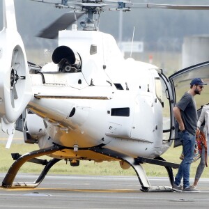 Liam Hemsworth et Miley Cyrus arrivent à l'aéroport de Brisbane en hélicoptère, le 2 mai 2016