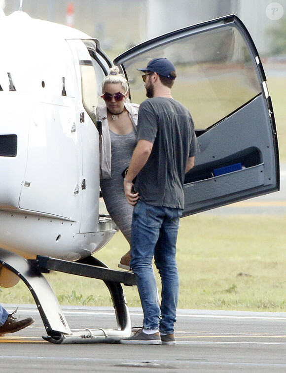 Liam Hemsworth et Miley Cyrus arrivent à l'aéroport de Brisbane en hélicoptère, le 2 mai 2016