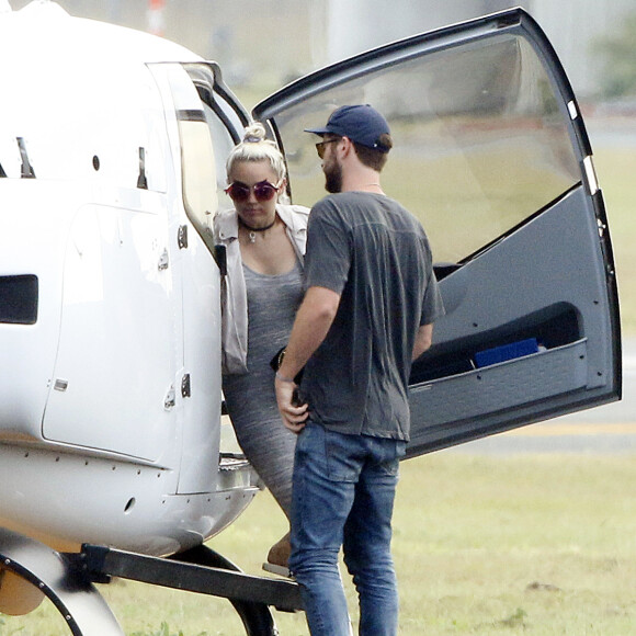 Liam Hemsworth et Miley Cyrus arrivent à l'aéroport de Brisbane en hélicoptère, le 2 mai 2016