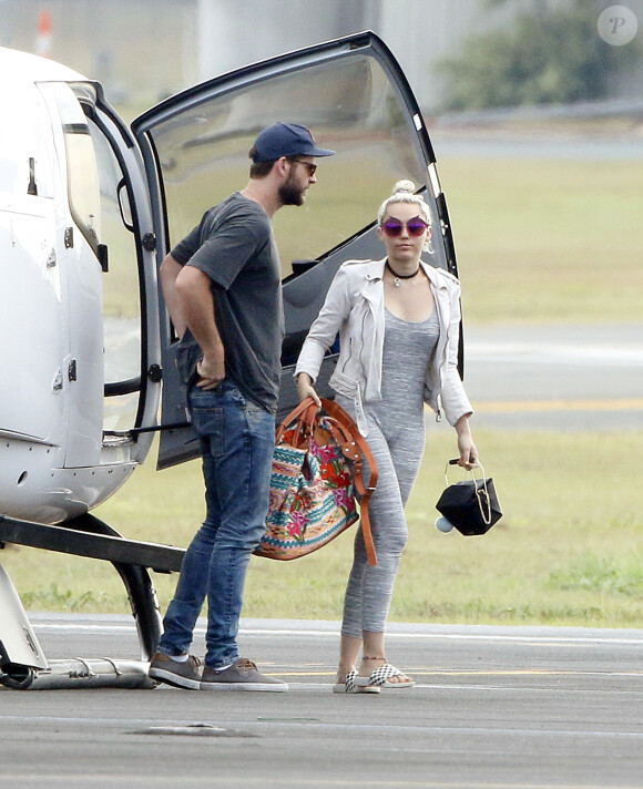 Liam Hemsworth et Miley Cyrus arrivent à l'aéroport de Brisbane en hélicoptère, le 2 mai 2016