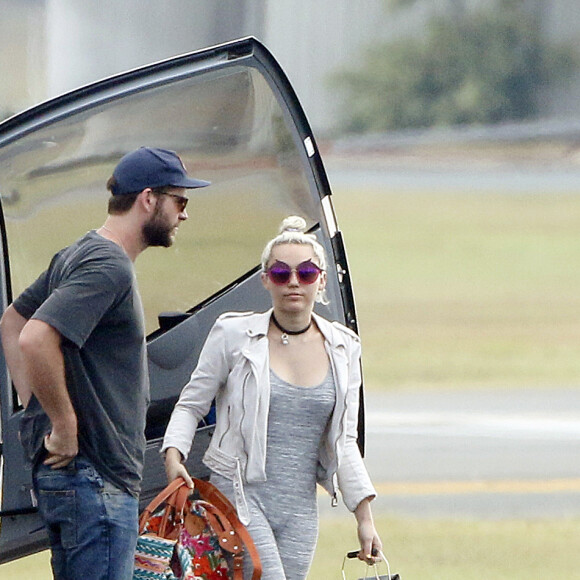 Liam Hemsworth et Miley Cyrus arrivent à l'aéroport de Brisbane en hélicoptère, le 2 mai 2016