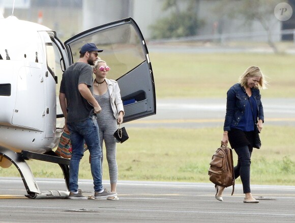 Liam Hemsworth et Miley Cyrus arrivent à l'aéroport de Brisbane en hélicoptère, le 2 mai 2016